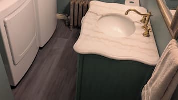 Haartrockner, Handtücher, Seife, Toilettenpapier