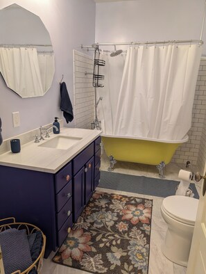 Asciugacapelli, asciugamani, sapone, carta igienica