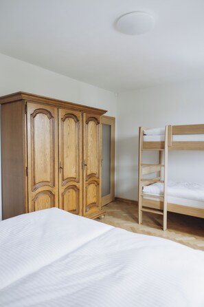 3 bedrooms, iron/ironing board, Internet, bed sheets