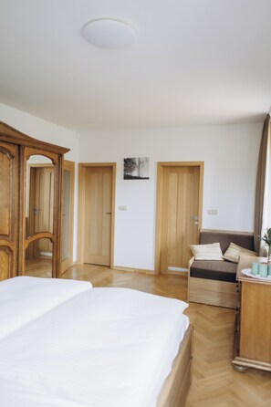 3 bedrooms, iron/ironing board, Internet, bed sheets