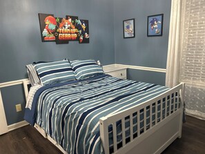 4 bedrooms, iron/ironing board, WiFi, bed sheets