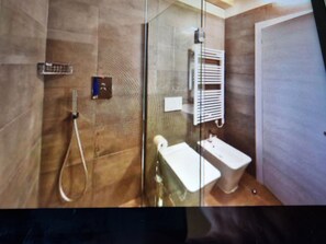Bruser, hårtørrer, bidet, håndklæder
