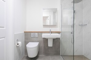 Shower, hair dryer - The Modern Nest Over 65s Retreat (Surrey)