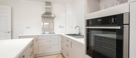 Fridge, stovetop, coffee/tea maker, electric kettle