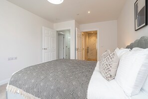 2 bedrooms, iron/ironing board, free WiFi, bed sheets - Quiet Luxe Escape 65s Only (Surrey)