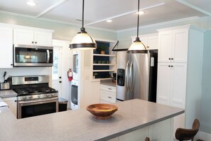 冷蔵庫、電子レンジ、オーブン、コンロ