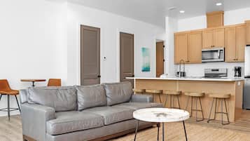 House, Multiple Beds (Mint Julep) | Living area