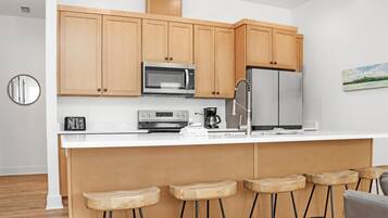 House, Multiple Beds (Mint Julep) | Private kitchen