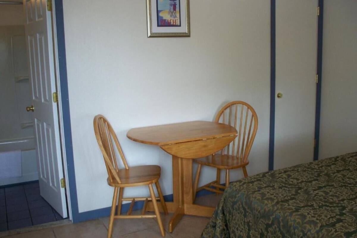 Single Room, 1 Queen Bed | Iron/ironing board, free WiFi