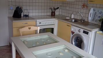 Een koelkast, een microgolfoven, een oven, een kookplaat