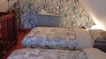 1 habitación, tabla de planchar con plancha y ropa de cama