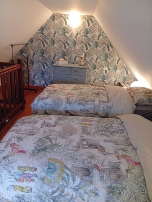 1 chambre, fer et planche à repasser, draps fournis