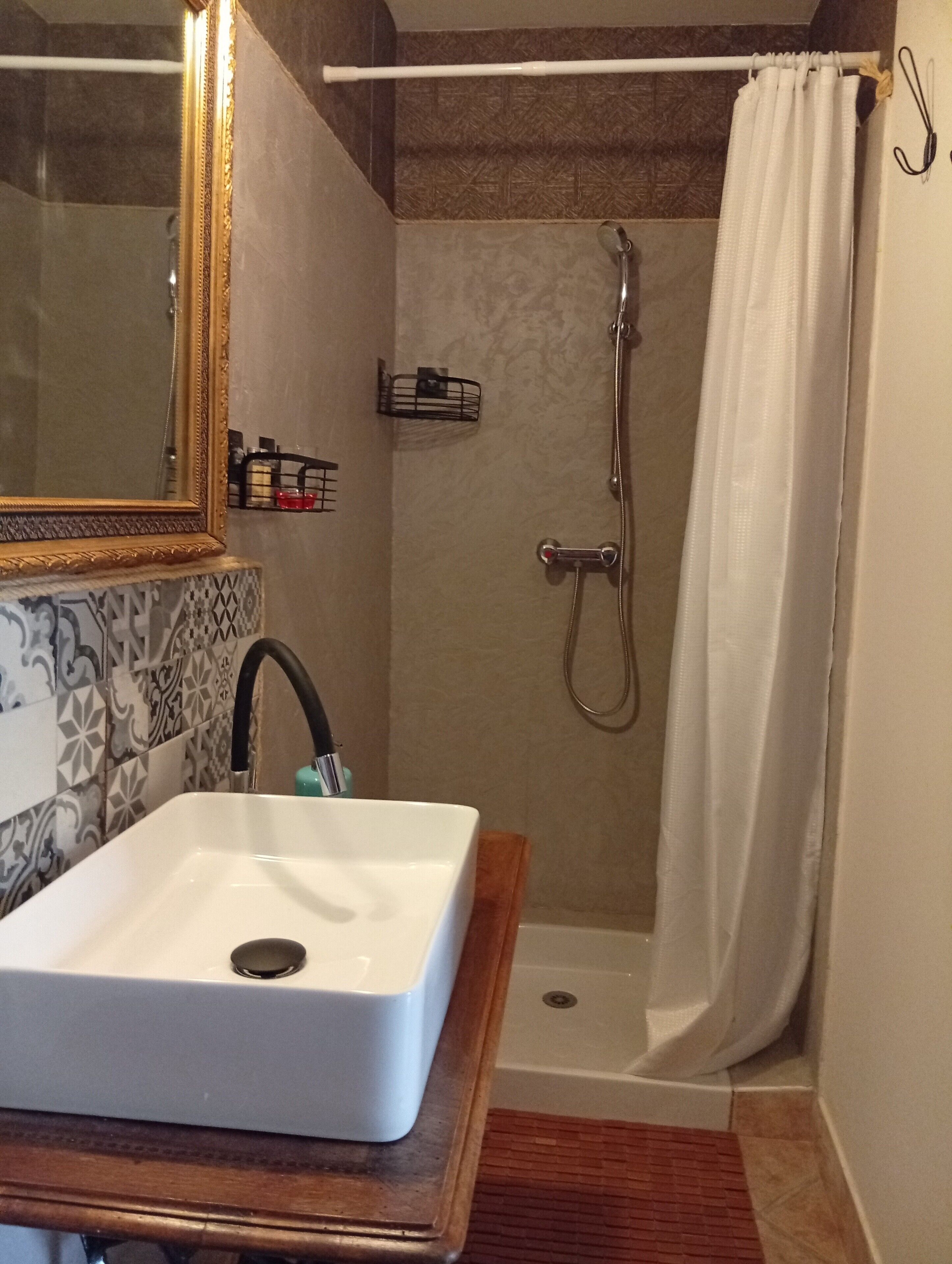 Shower, free toiletries, hair dryer, towels
