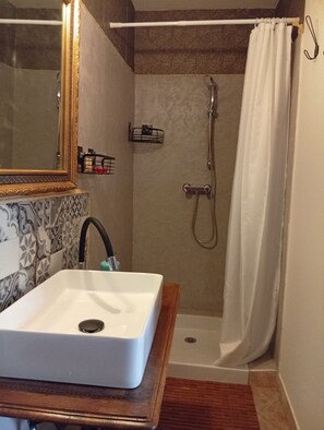 Douche, articles de toilette gratuits, sèche-cheveux