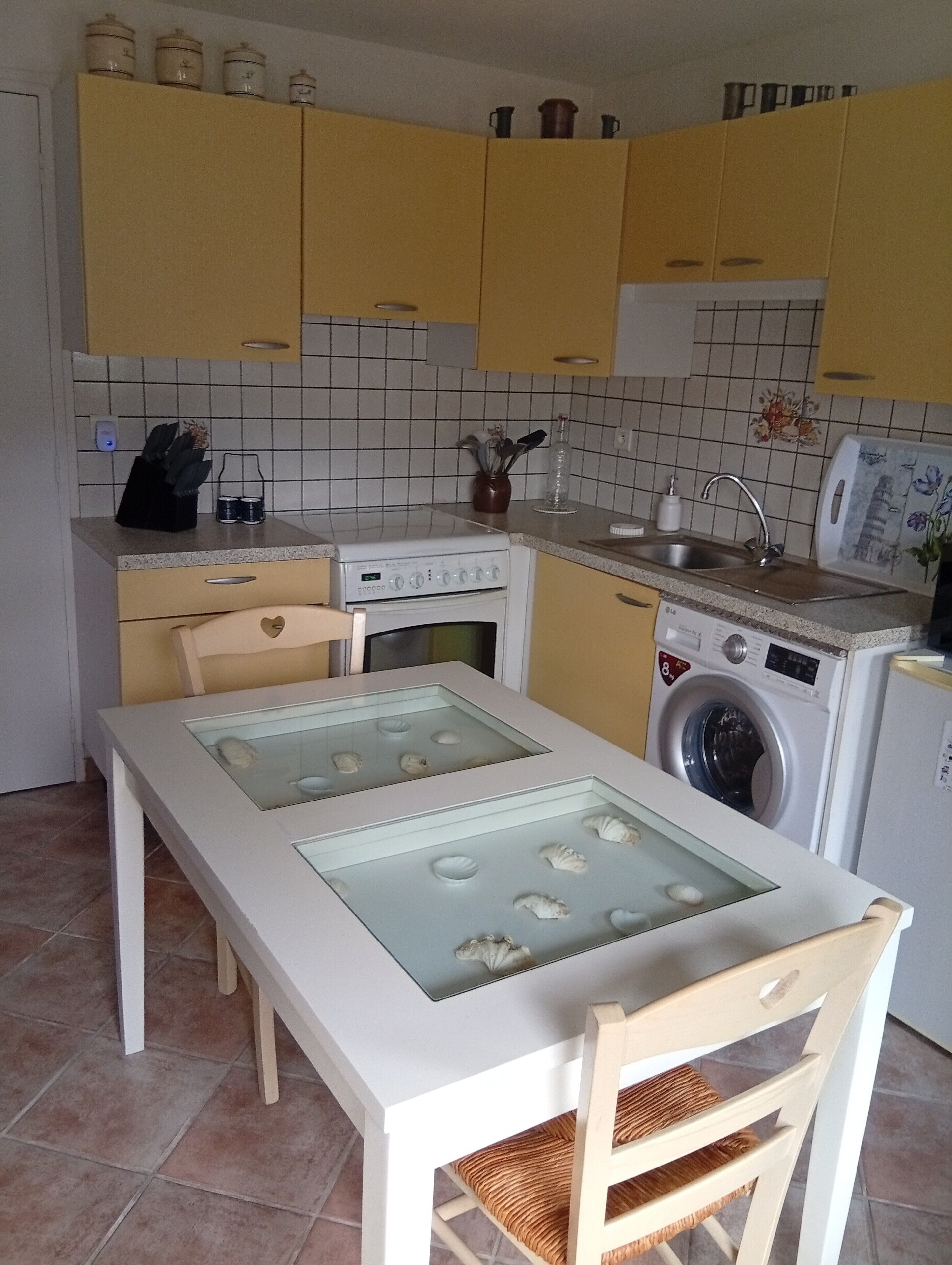 Een koelkast, een magnetron, een oven, een kookplaat