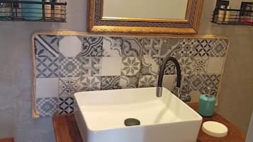 Bruser, gratis toiletartikler, hårtørrer, håndklæder