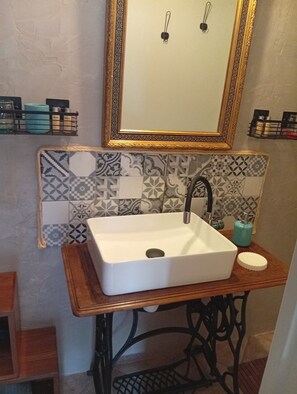 Douche, articles de toilette gratuits, sèche-cheveux