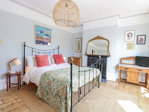 4 bedrooms, individually decorated, individually furnished, free WiFi - 18 Pakefield Road (Lowestoft)