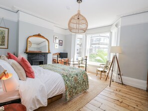 4 bedrooms, individually decorated, individually furnished, free WiFi - 18 Pakefield Road (Lowestoft)