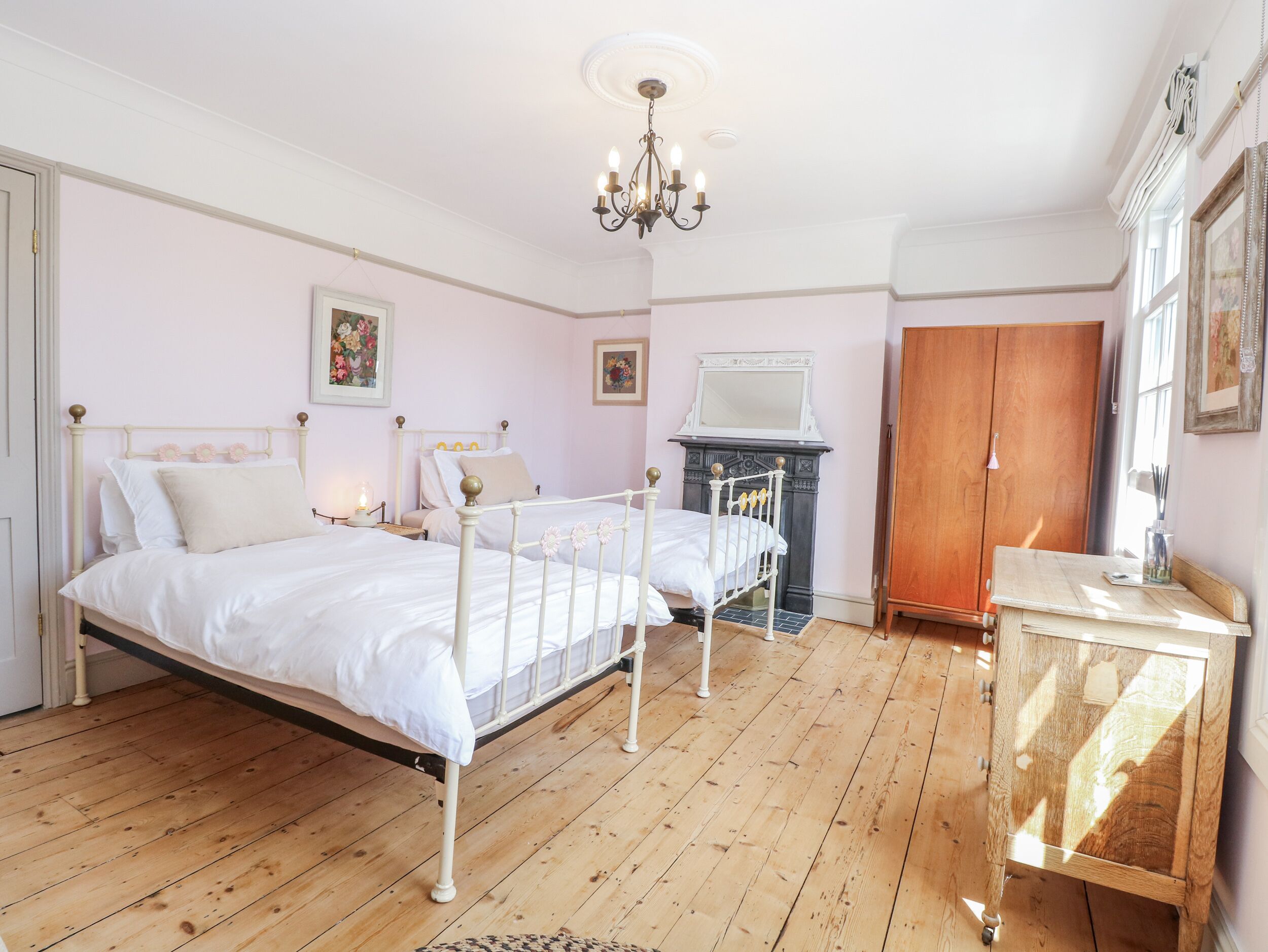 4 bedrooms, individually decorated, individually furnished, free WiFi