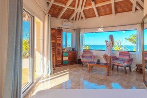 Minibar, caja de seguridad en la habitación, wifi gratis y ropa de cama 