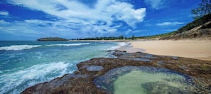 Private beach, white sand, sun-loungers, beach towels - Mantasaly Resort (Antsiranana)