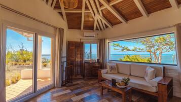 Een minibar, een kluis op de kamer, gratis wifi, beddengoed