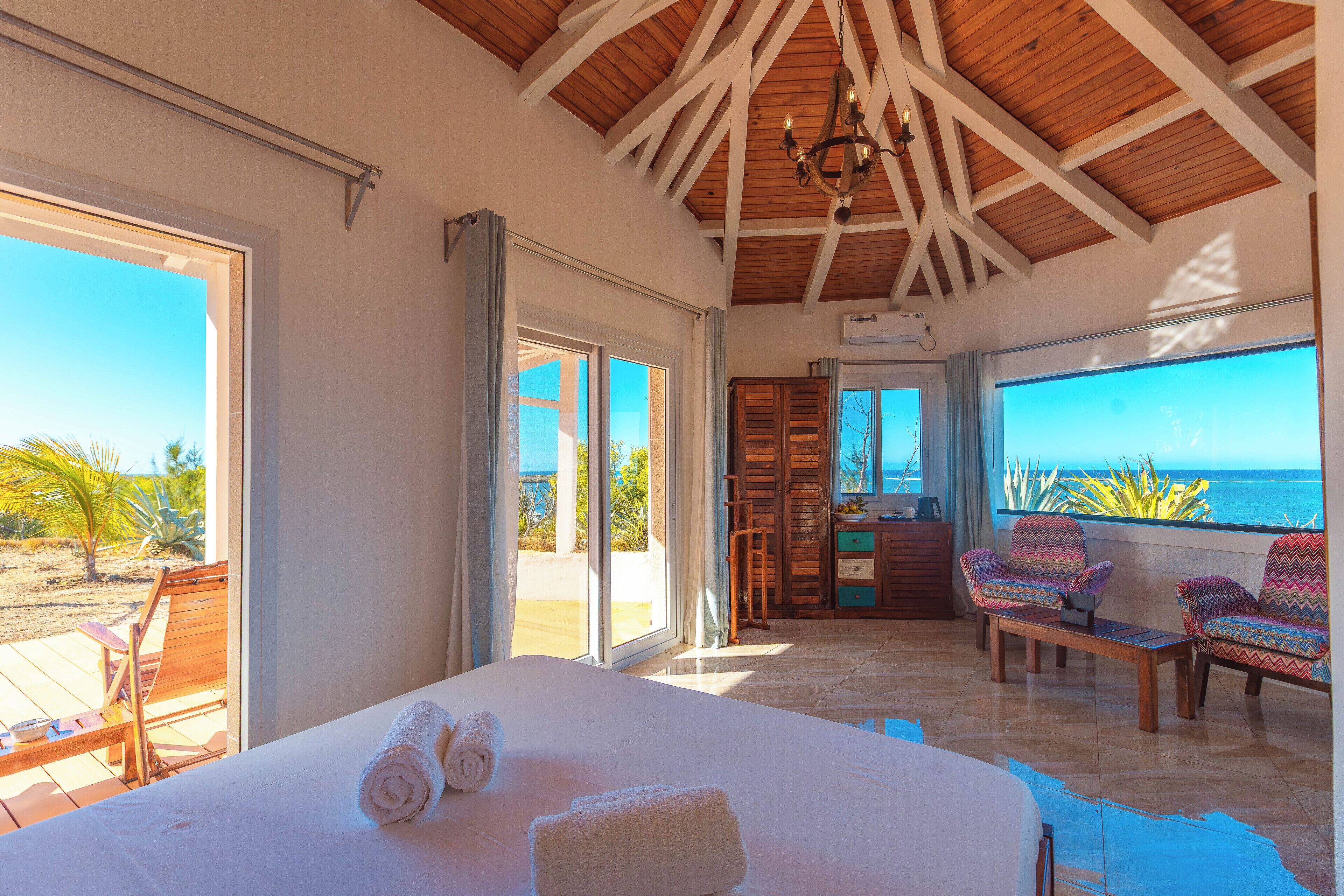 Een minibar, een kluis op de kamer, gratis wifi, beddengoed