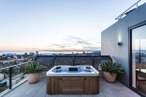 Banyera d'hidromassatge a l'aire lliure