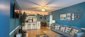 Charming Oceanfront 1-bedroom condo in fantastic Cocoa Beach with AC