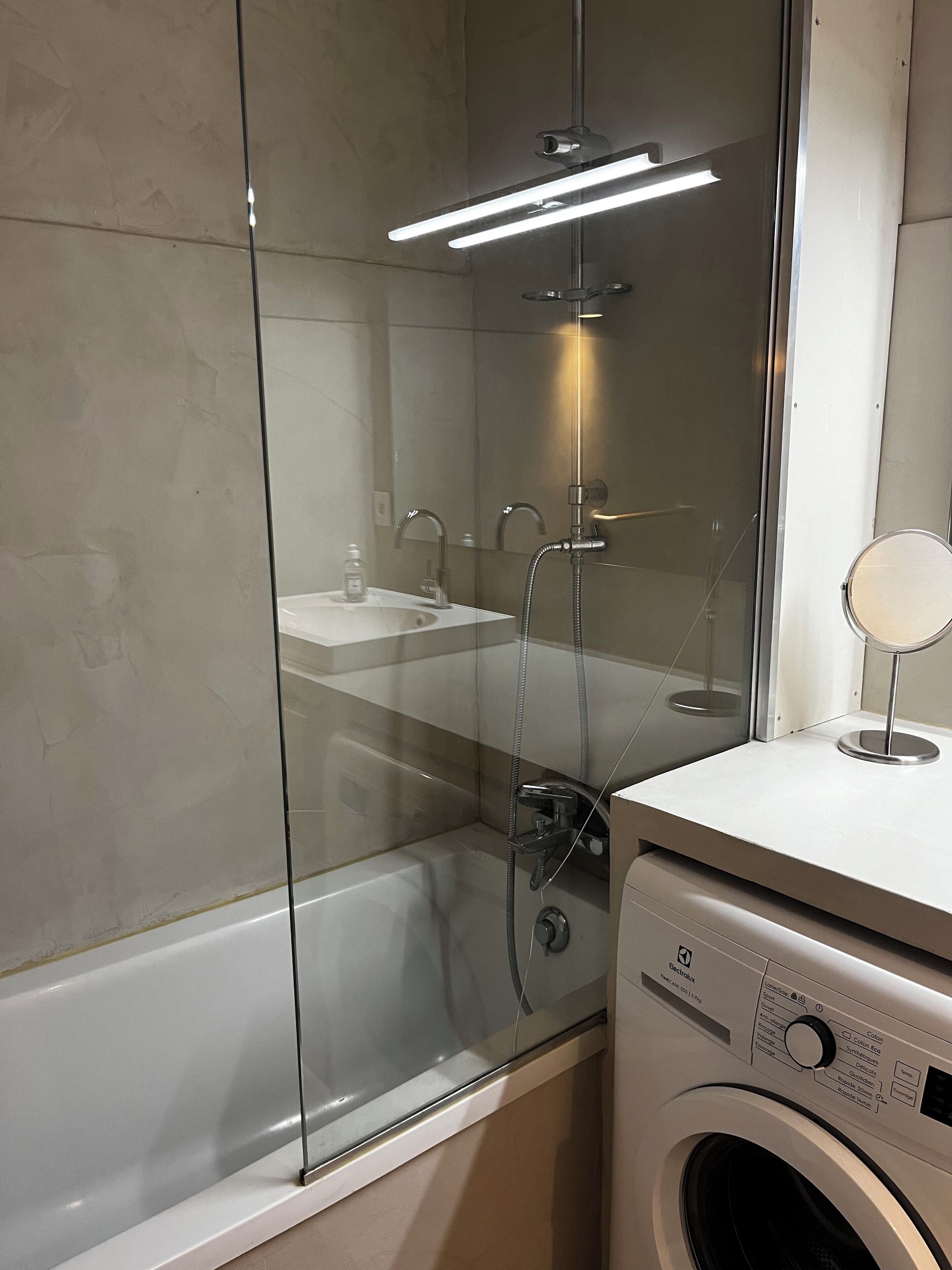 Sèche-cheveux, serviettes fournies, savon, papier toilette