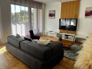 Flat-screen TV - Le Saint-Irénée, a bright 2-bedroom apartment for 4 people. (Lyon)