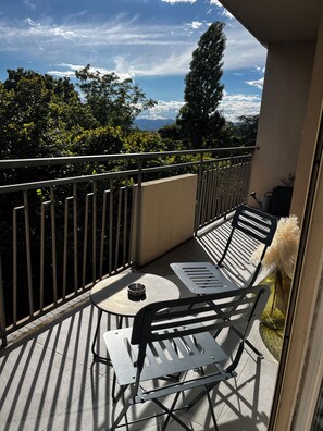 Property grounds - Le Saint-Irénée, a bright 2-bedroom apartment for 4 people. (Lyon)