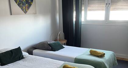 Le Saint-Irénée, a bright 2-bedroom apartment for 4 people.