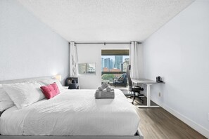 1 habitación, escritorio, tabla de planchar con plancha y cuna de viaje 