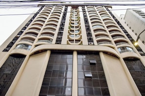 Apartment - Flat com Piscina e Lazer na Praia de Pitangueiras (Guarujá)
