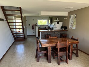 Køleskab/fryser i fuld størrelse, mikrobølgeovn, ovn, brødrister