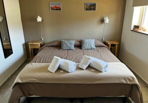 Comfort Duplex | Premium bedding, pillowtop beds, blackout drapes, free WiFi - BUENAVISTA Casas de Montaña (El Chalten)