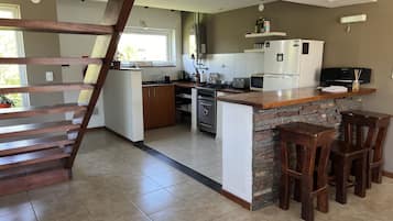 Full-sized fridge, microwave, oven, toaster