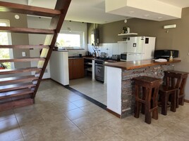 Refrigerador con freezer, microondas, horno, tetera/pava eléctrica