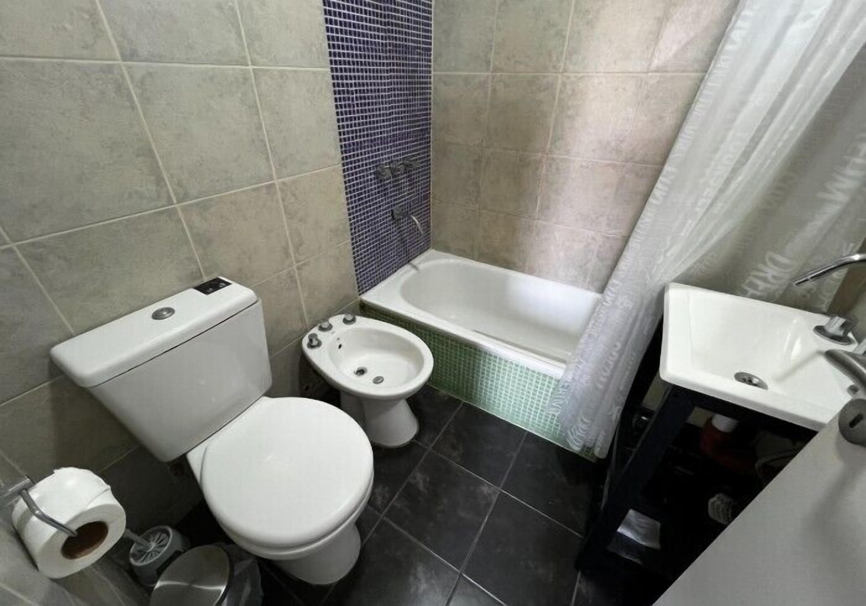 Hiustenkuivaaja, bidee, pyyhkeet, saippua