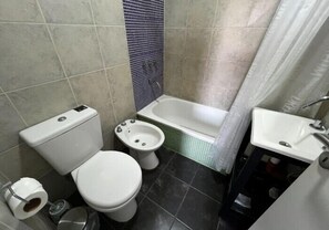 Hårtørrer, bidet, håndklæder, Sæbe