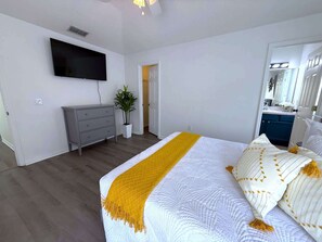 Maison, plusieurs lits, accès piscine, vue piscine (Beautiful South-Facing Pool Home) | 4 chambres, décoration personnalisée, ameublement personnalisé