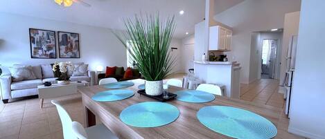 Maison, plusieurs lits, accès piscine, vue piscine (Beautiful South-Facing Pool Home)