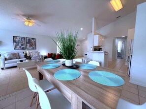 Hus - flera sängar - tillgång till pool - utsikt mot poolen (Beautiful South-Facing Pool Home) | 4 sovrum, individuell inredning, unika möbler och sängkläder