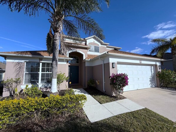 Exterior - Spacious 5-bedroom Pool Villa in Southern Dunes (Haines City)