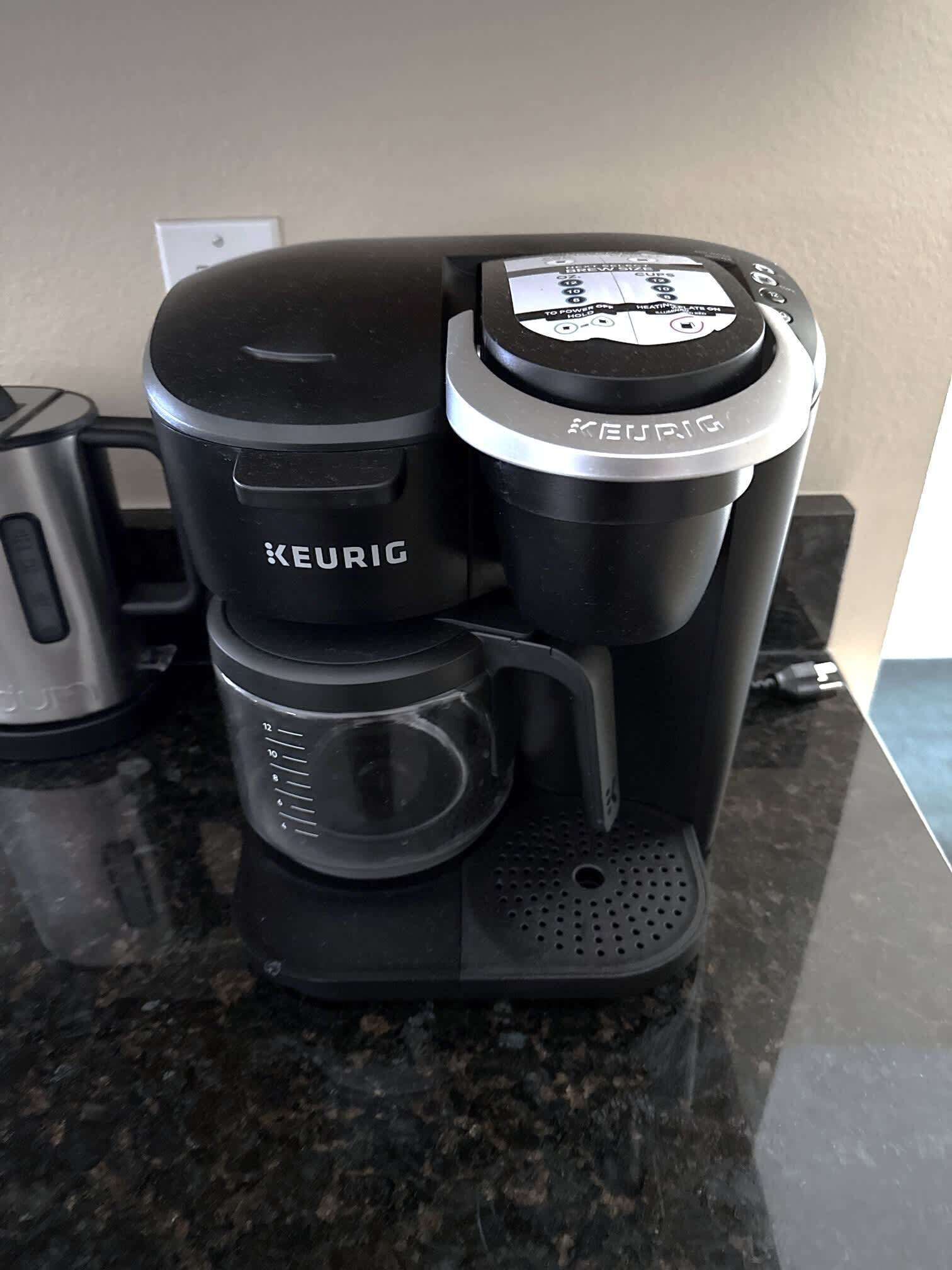 Una cafetera Keurig sobre una encimera de granito.