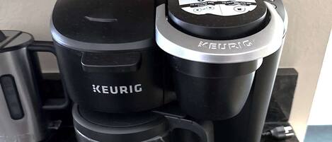 Una cafetera Keurig sobre una encimera de granito.