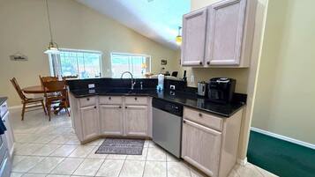 Casa, varias camas, acceso a la alberca, vista a la alberca (3-Bedroom Southern Dunes Pool) | Cocina privada | Cafetera y tetera