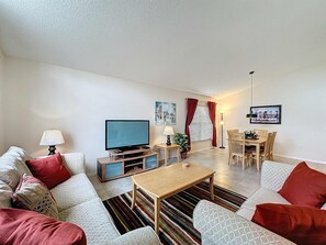 ハウス ベッド (複数台) プールアクセス プールビュー (South Facing Pool Home with Golf) | リビング エリア